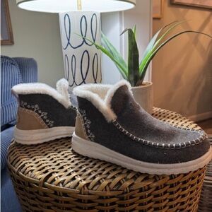 Hey Dude fur lined booties Sz 8